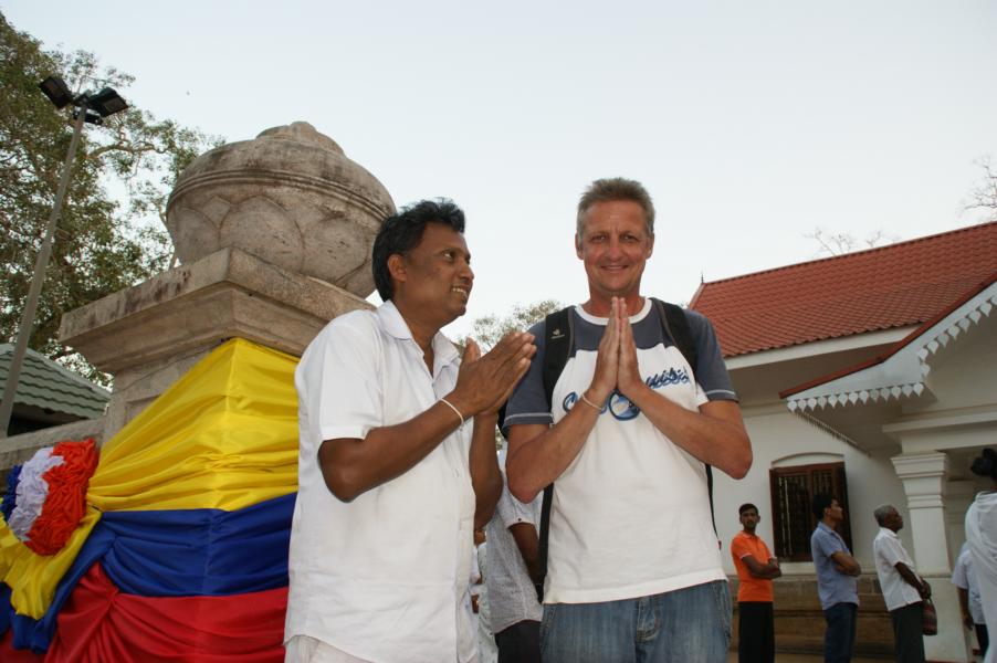 Mit Bimsara am Bodhi-Baum von Anuradhapura